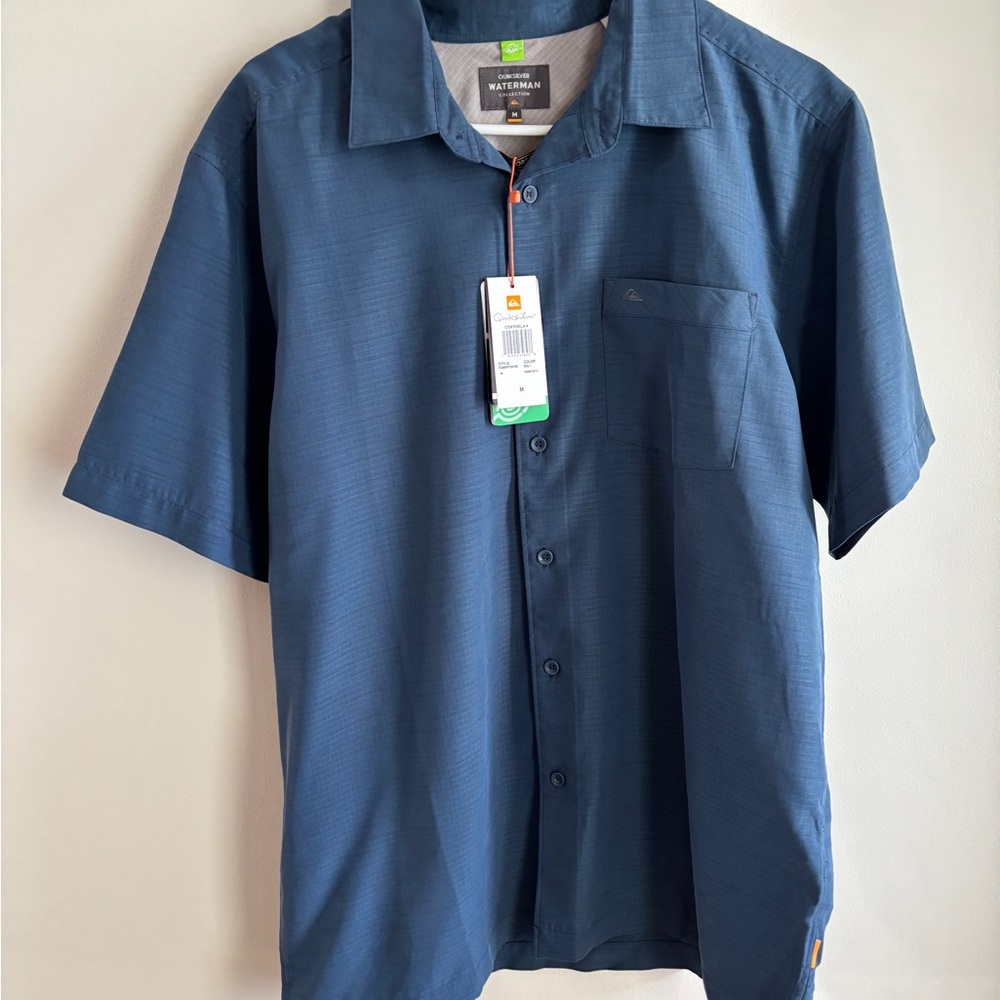 NWT QUICKSILVER SHORT SLEEVE BUTTON DOWN SHIRT MEN’S MEDIUM BLUE